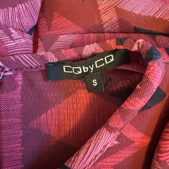 Elegant Red Floral Women's Blouse - Picture 2 of 3